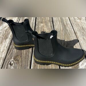 Igor Women’s Rain Boots Size 37/US 6.5 or 7. Item is in good used condition.